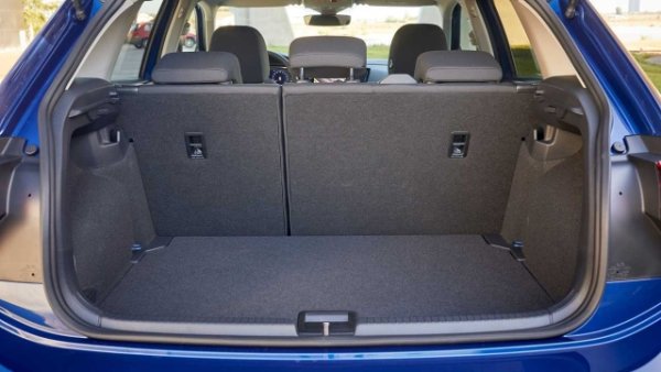 VW Polo е един от най-продаваните модели на немската компания, популярен на всички европейски пазари. Обемът на багажника - 351 литра, е добър, като се имат предвид размерите: 407 см дължина, 175 ширина и 145 височина. 

Голямата гъвкавост идва благодарение на регулируема повърхност на две нива. Обемът е леко намален при версията GTi, при която някои характеристики "открадват" около 45 литра. Моделът, задвижван на метан, поради разположението на бутилките губи много и обемът пада до 251 литра. Чрез сгъване на облегалките получавате 1125 литра за нормалното Polo, 1079 за GTI и 1025 за версията на метан.